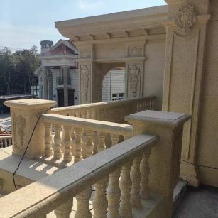 兰州 黄金麻别墅外墙干挂雕花配合阳台栏杆花瓶柱