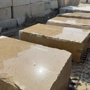 兰州 黄金麻方料堆场洗料分选中，原材料充足