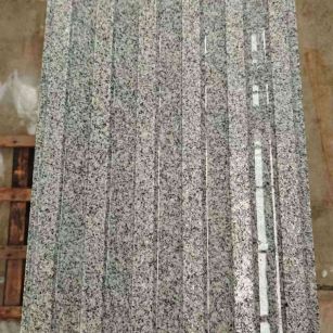 兰州 芝麻白花岗岩荔枝面雕刻盲道，盲条