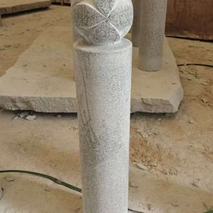 兰州 芝麻白花岗岩石材挡车石柱、停车柱、圆柱挡车柱、方柱挡车柱等