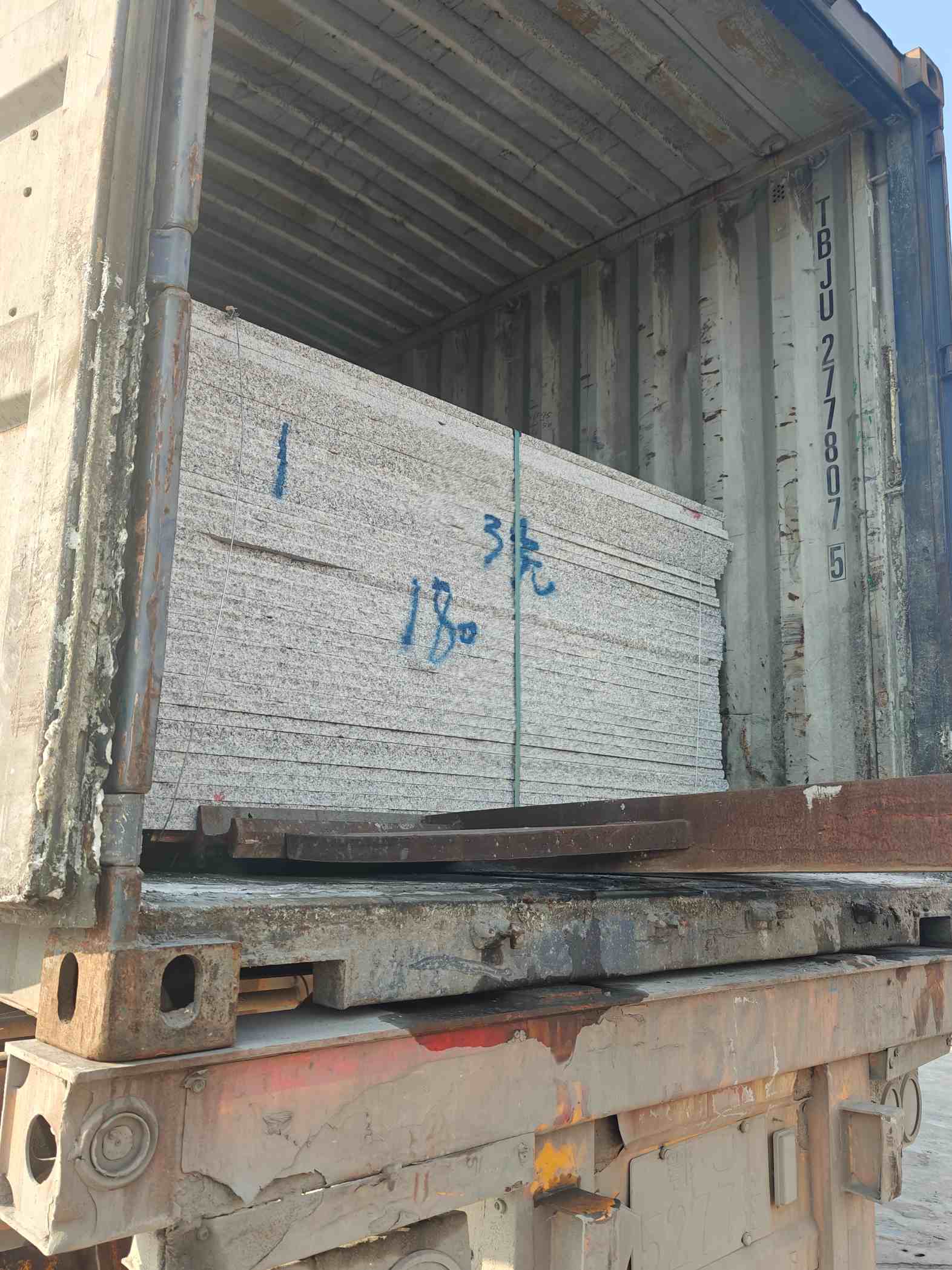 兰州 芝麻白花岗岩石材3.0公分光面毛板装柜出货