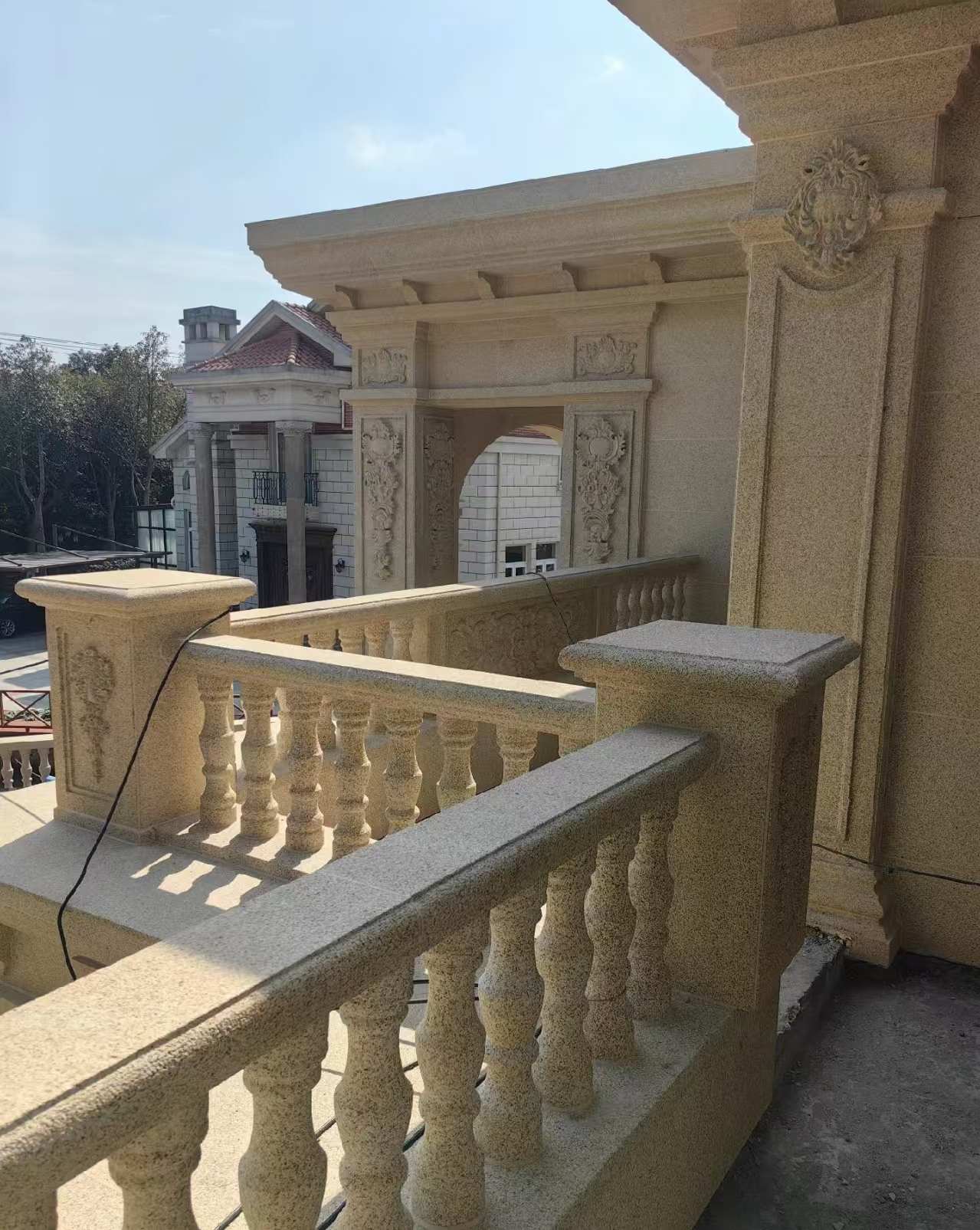 兰州 黄金麻别墅外墙干挂雕花配合阳台栏杆花瓶柱