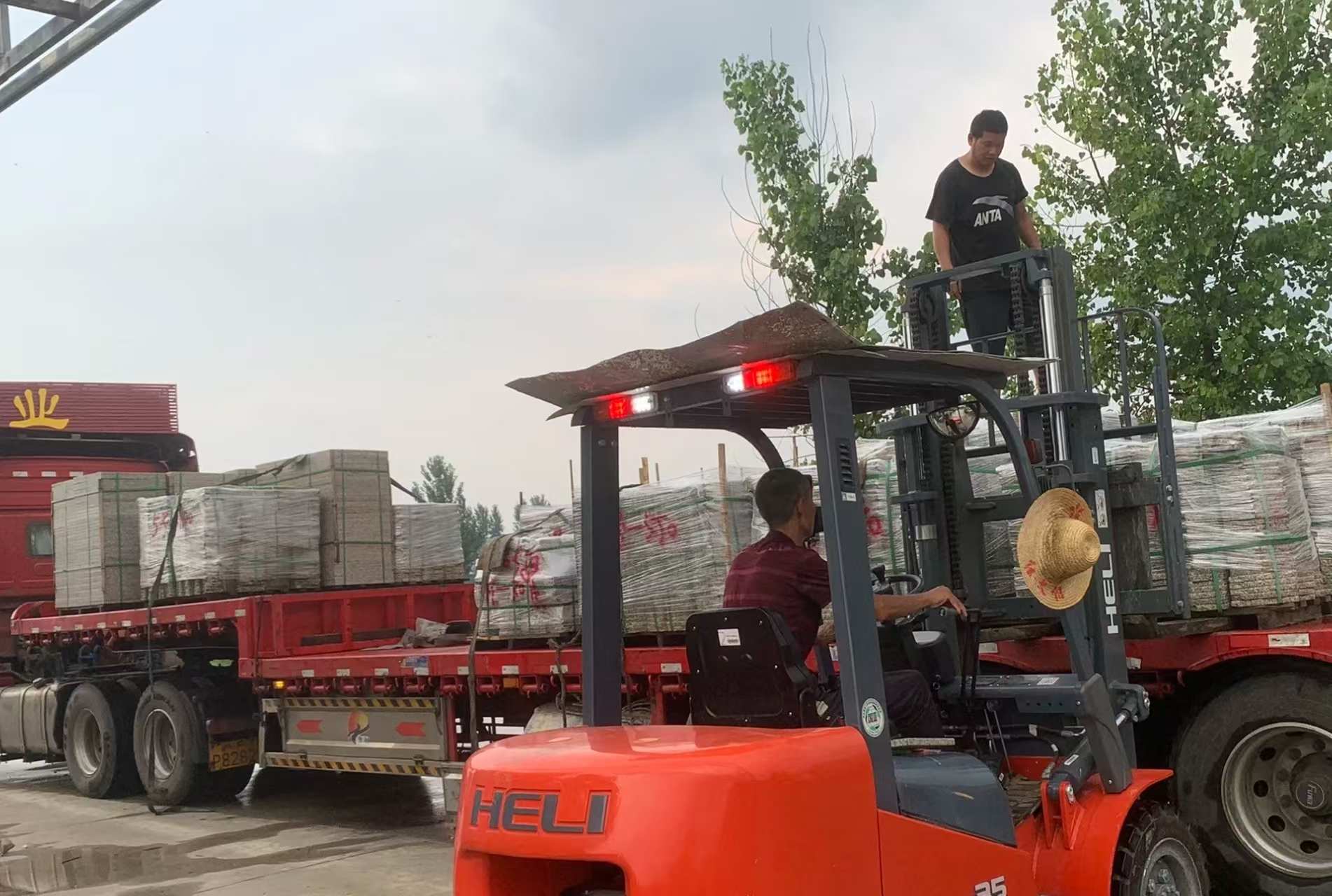 兰州 黄金麻冰裂纹，地铺石装车