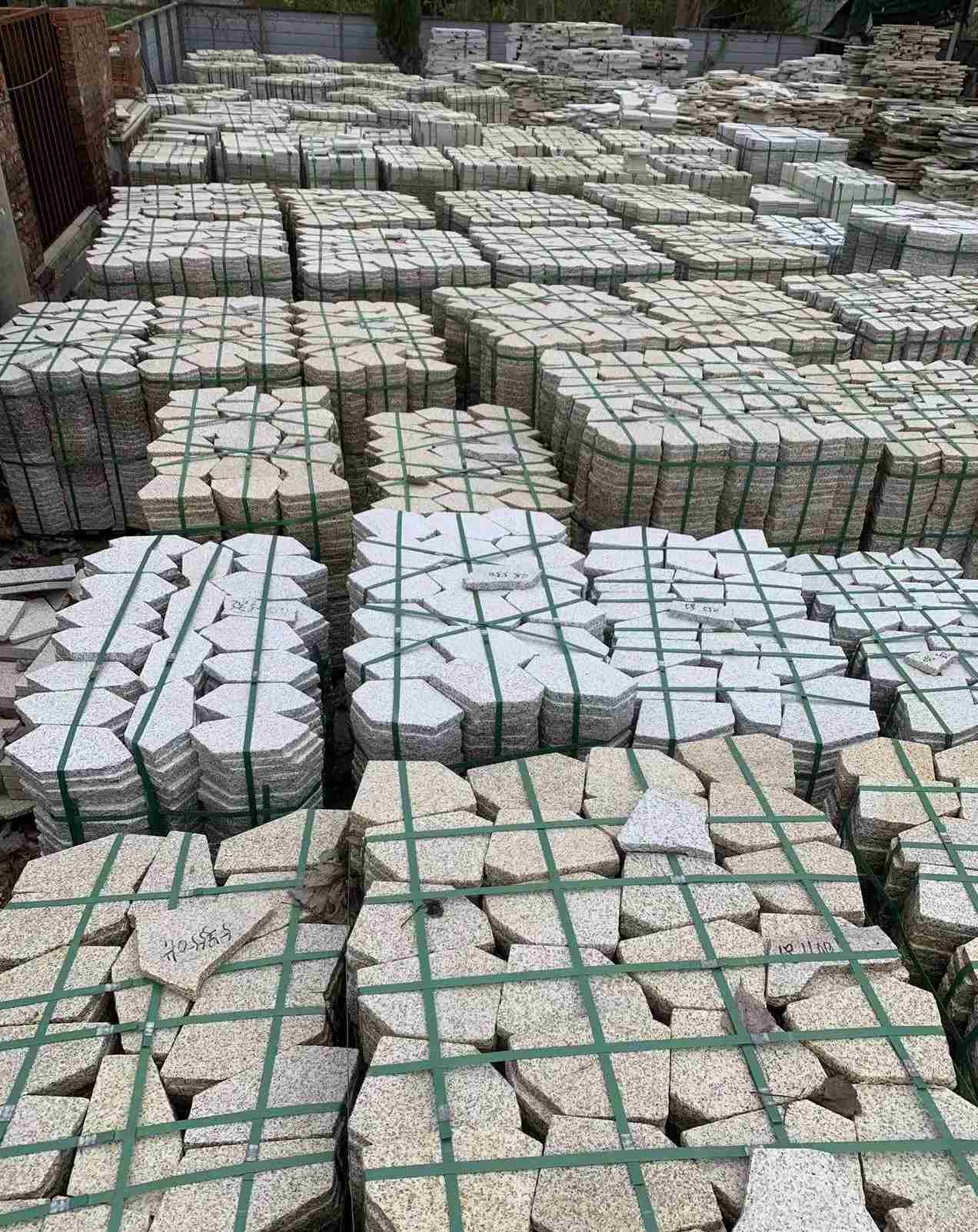 兰州 黄金麻白麻花岗岩荔枝面地铺石(冰裂纹)