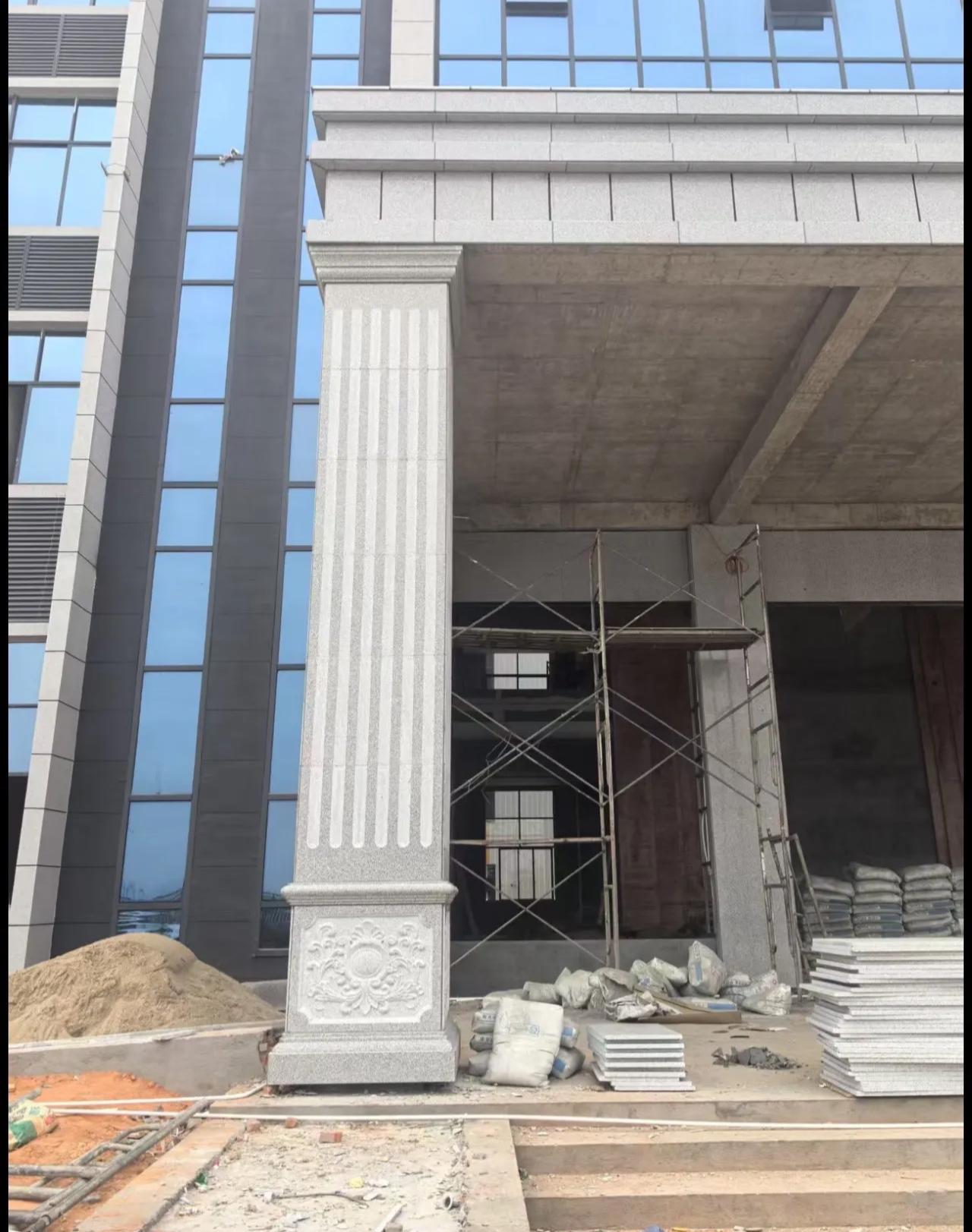 兰州 芝麻白光面花岗岩门楼大柱（罗马柱）配雕花底座