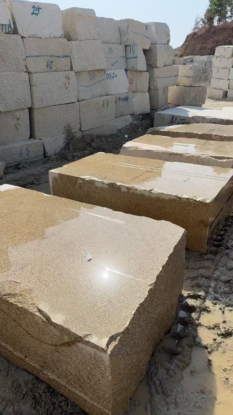 兰州 黄金麻方料堆场洗料分选中，原材料充足