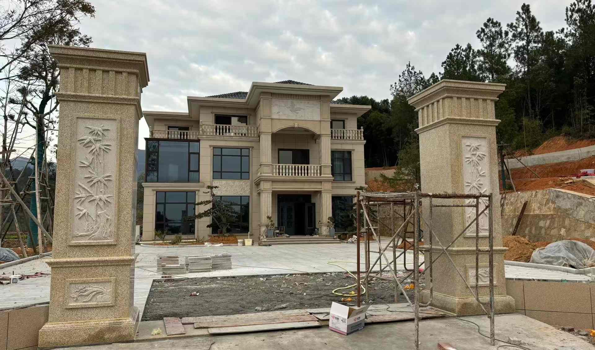 兰州 黄金麻花岗岩别墅雕花外墙干挂配上门口雕花罗马柱