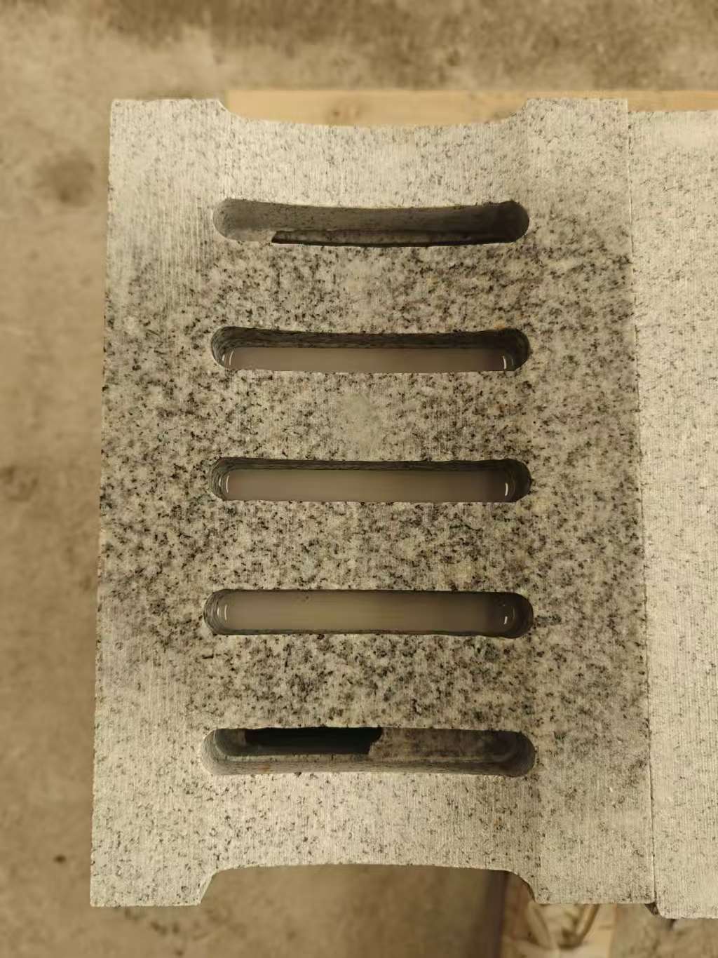 兰州 芝麻白拉丝面花岗岩U型开槽排水槽