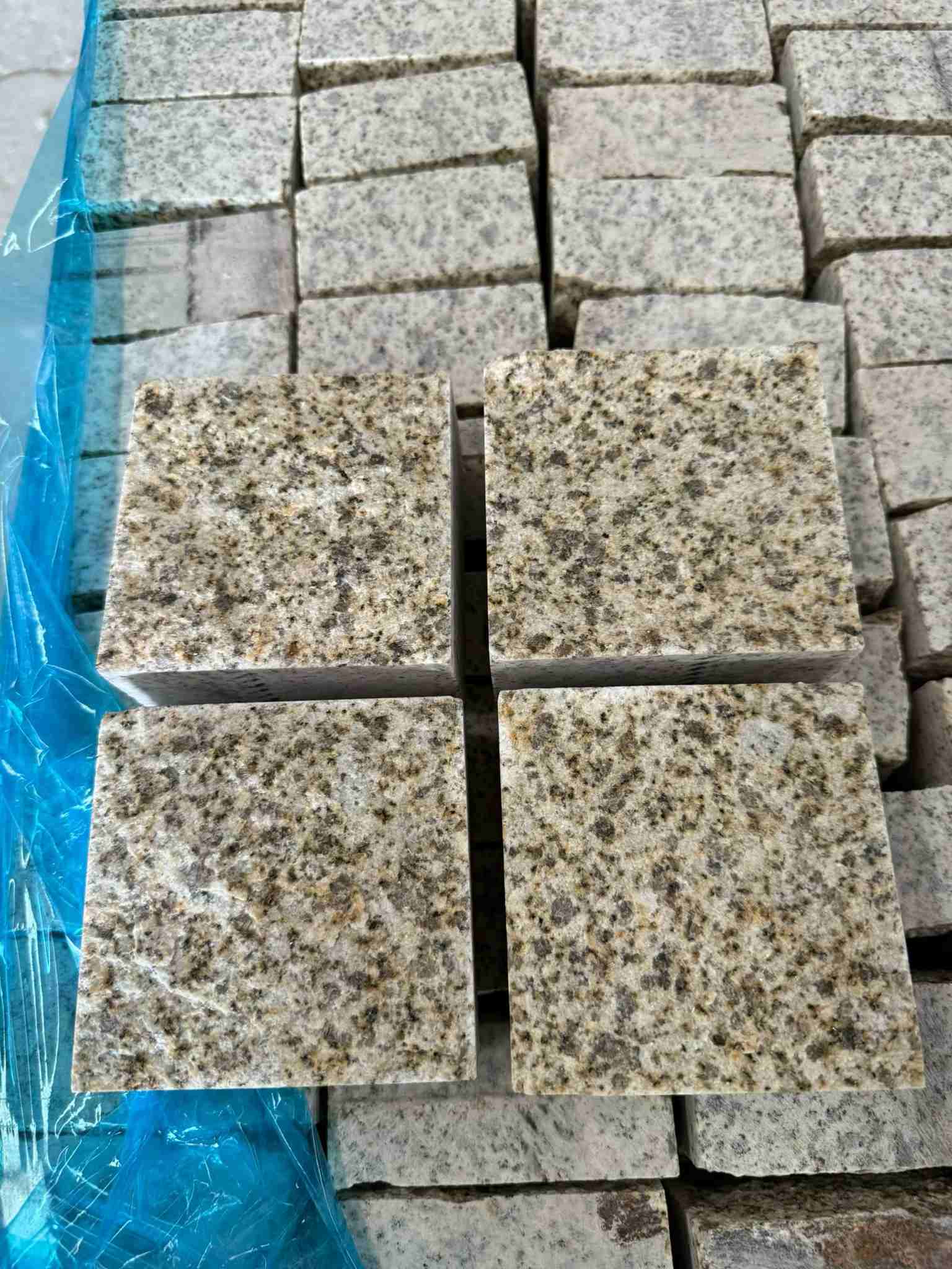 兰州 黄金麻花岗岩自然面小方块，弹石，马蹄石等