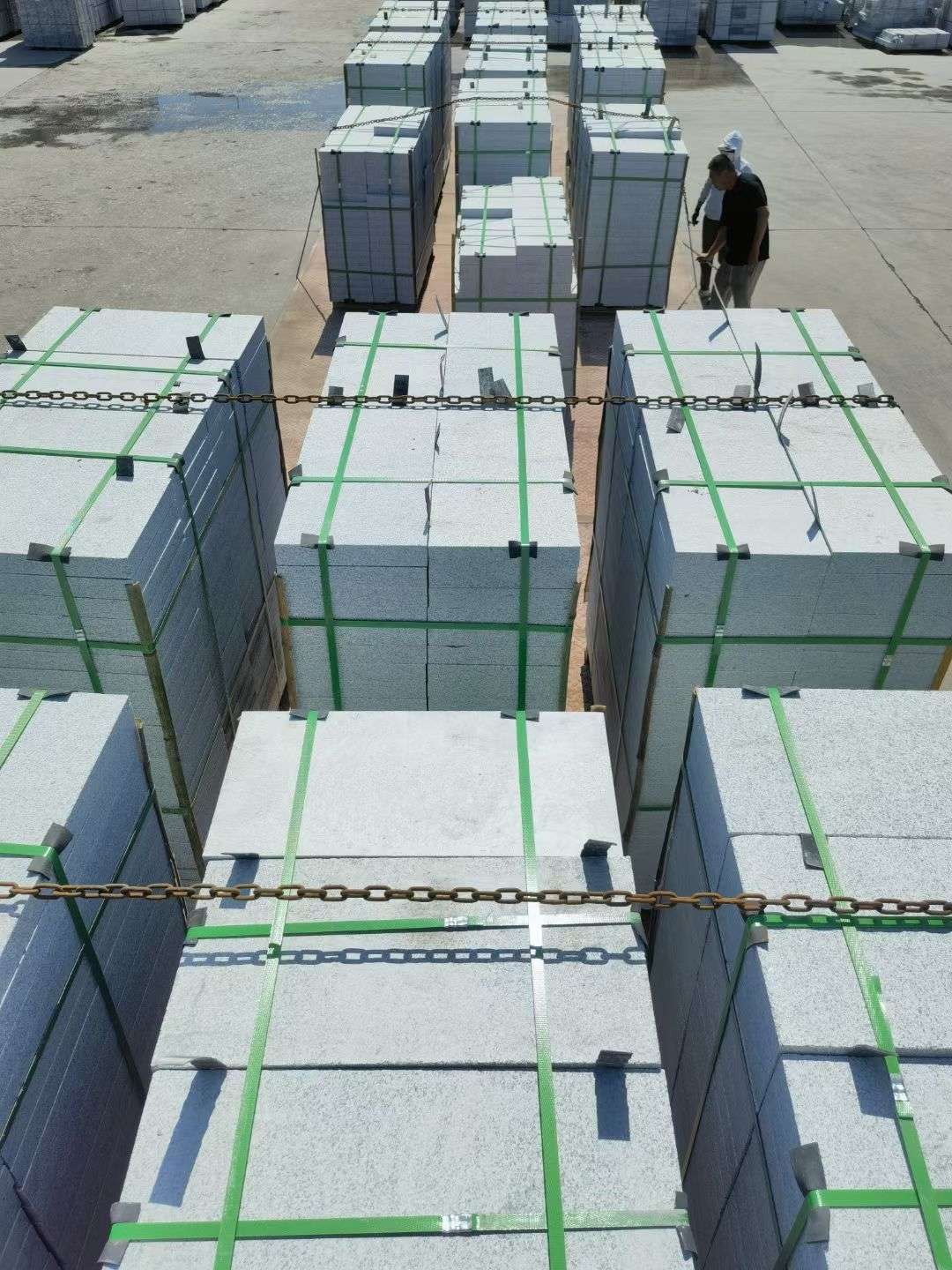 兰州 芝麻白花岗岩5公分地铺石 花岗岩厂家工厂装车日常