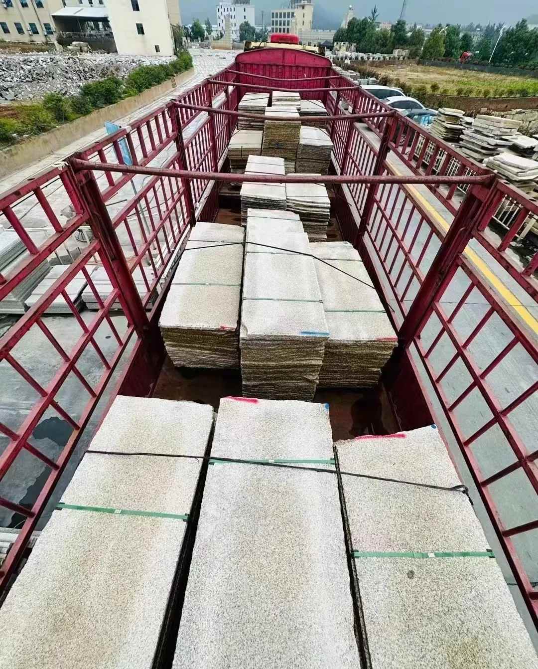 兰州 黄金麻花岗岩荔枝面，光面毛板装车完成